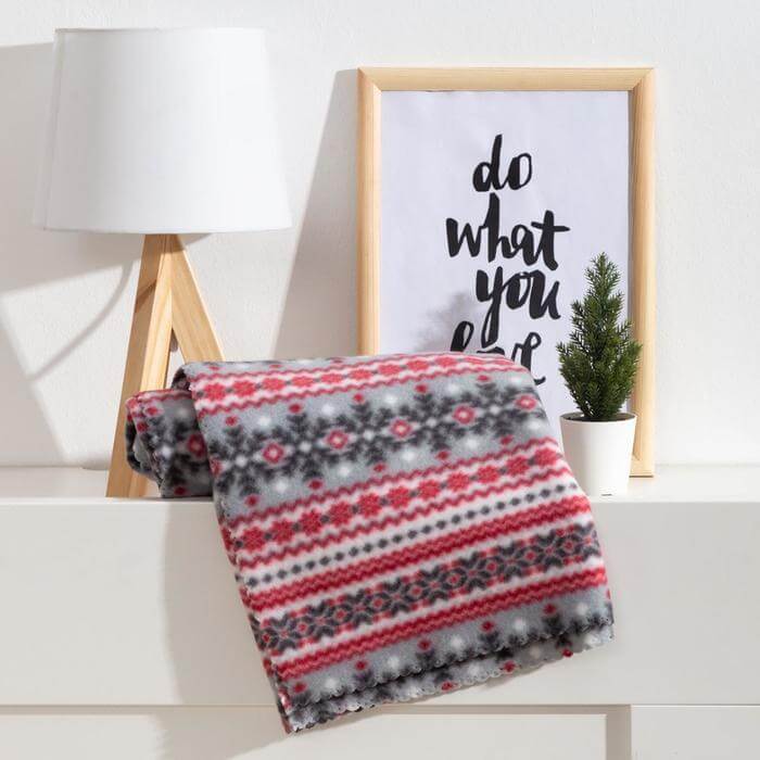 Плед 130х150 ЭКОНОМЬиЯ ЗЕЛЕНЫЕ СНЕЖИНКИ 100%пэ красный серый_Каталог-v2_MIRTECK